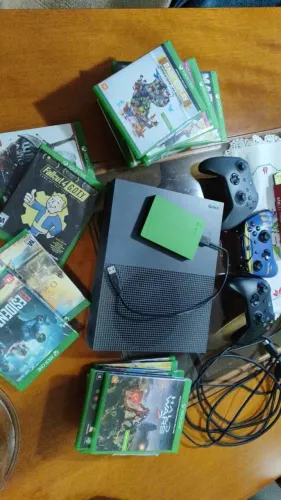 Xbox One S (Cinza) + HD 2TB Seagate + 3 Controles + 17 Jogos