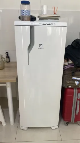 Geladeira eletrolux 240 litros 1 ano de uso 