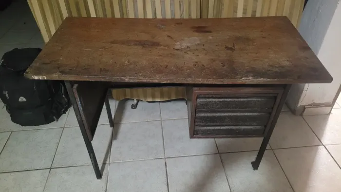 Mesa de Escritório de Aço com Tampo de Madeira Maciça