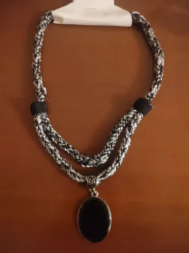 Colar artesanal Mesclado Preto e Branco com Pedra