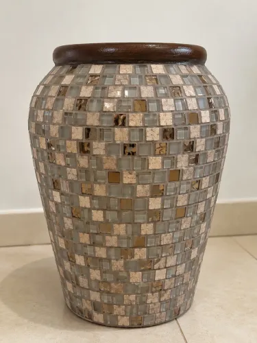 Vaso de barro com mosaico 