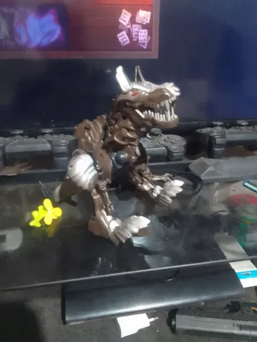 Brinquedo usado que se transforma em dinossauro transformer 