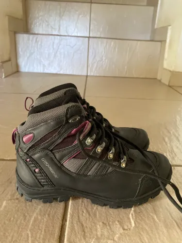 Bota para trilha gogower anti torsion usada poucas vezes 