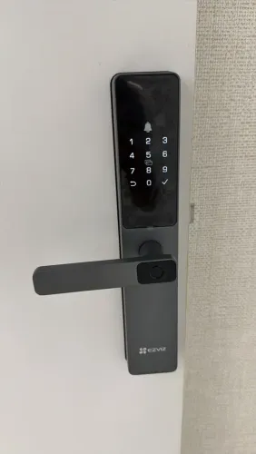 fechadura eletrônica EZVIZ digital/wifi/senha 6 meses de uso com PORTA