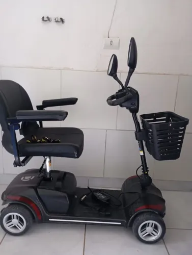 Vendo uma cadeira de rodas elétrica interessado entra em contato no número *23