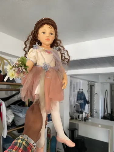 boneca bailarina de porcelana apresenta um vestido de tule 