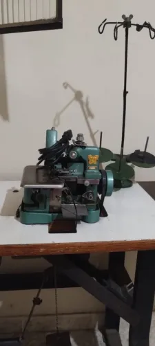 Máquina de Costura Overloque semi industrial com móvel.