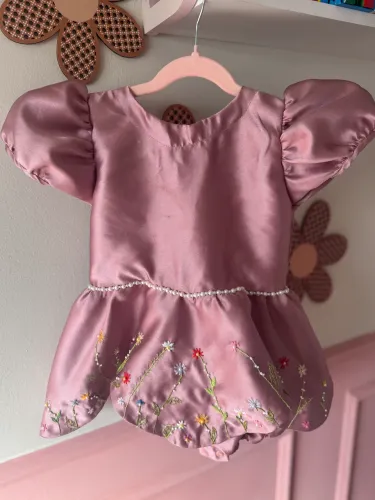 Vestido de festa 1- 2 anos. Bordado a mão