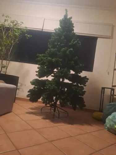 Árvore de Natal grande 2,10m linda  com enfeites e guirlanda pra por.na porta 