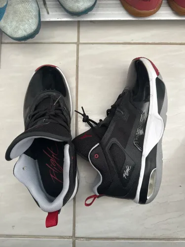 Tenis jordan stay loyal 3 preto/vermelho