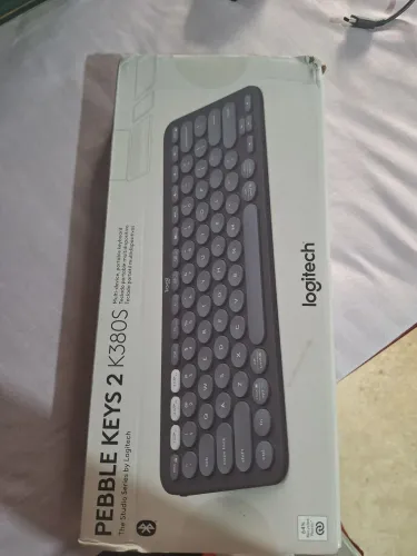 Este produto é o teclteclado sem fio Logitech Pebble Keys 2 K380s