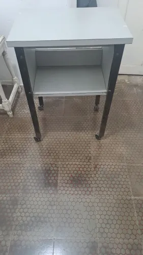 Mesa com rodinha multiuso