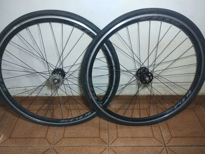 Roda de bicicleta aro 29 montada com pneus e câmara para bike fixa, catraca dos 2 lados,