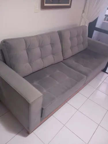 Sofá 3 Lugares Cinza Suede com Base de Madeira - Ótimo Estado
