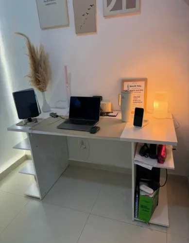 Escrivaninha mesa para computador branca com nichos