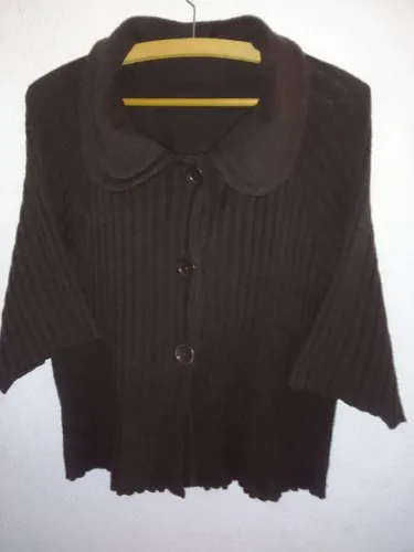 Blusa feminina em crochet outono/inverno com botões frontais na cor marrom