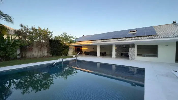 Casa de condomínio para venda tem 860 metros quadrados com 4 quartos
