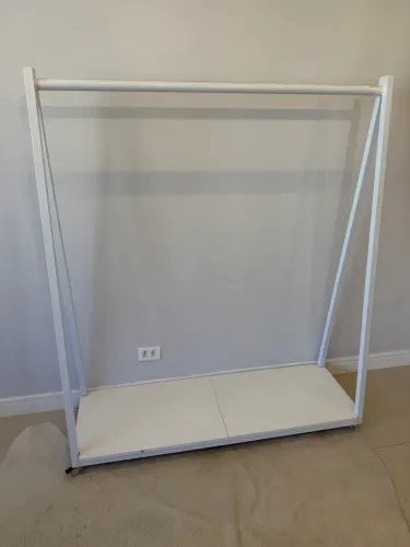 Arara de roupa branca de metal com rodinha