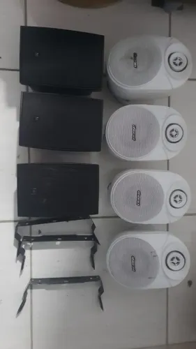 Caixas de som ambiente JBL e ONEAL
