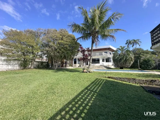 Casa ampla com 4 quartos e suítes em São José