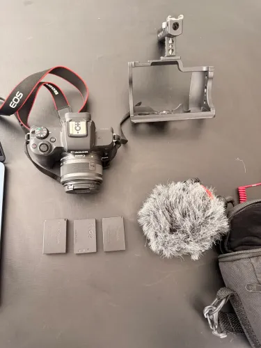 Canon EOS M50 + Lente 15-45mm + 3 Baterias + Cage + Microfone