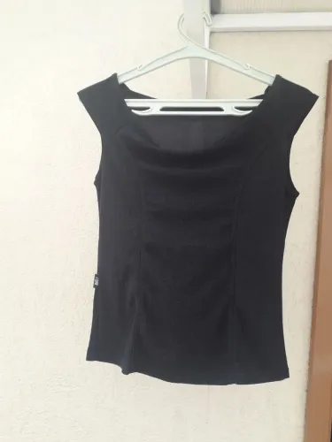 Blusinha preta lurex ombro M - usada