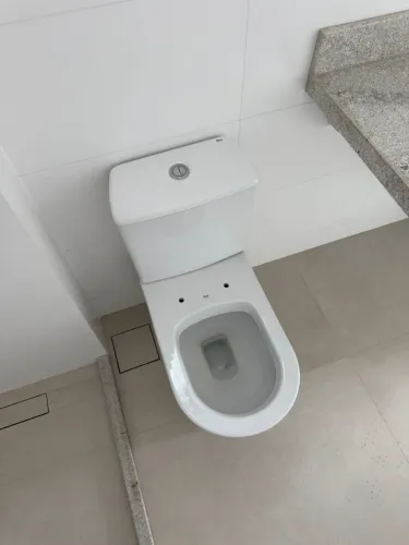 Kit vaso sanitário com caixa acoplada Roca Nexo