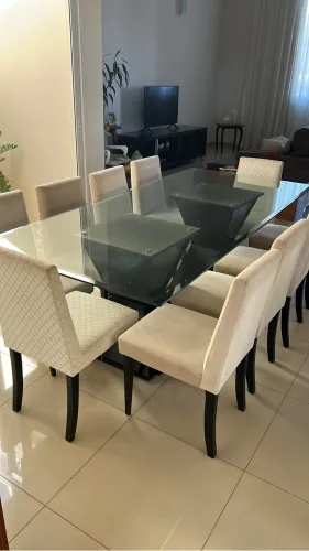 mesa de vidro com dez cadeiras
