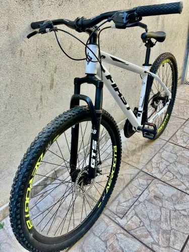 Bicicleta First