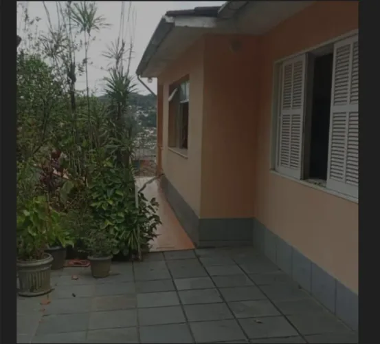 Casa à venda na Mosela, ensolarada com 2 moradias em Petrópolis rj.