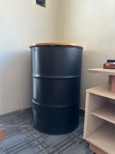 Mesa Bistrô Industrial em Tambor Metálico com Porta-Copos - R$ 550
