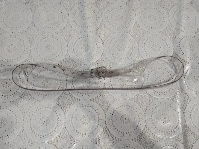 Cinto transparente com fivela de coração