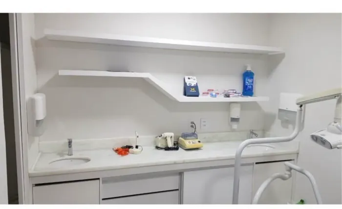 Vendo bancada de mármore com duas cubas de porcelana