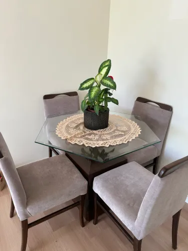 Mesa com 4 cadeiras em excelente estado