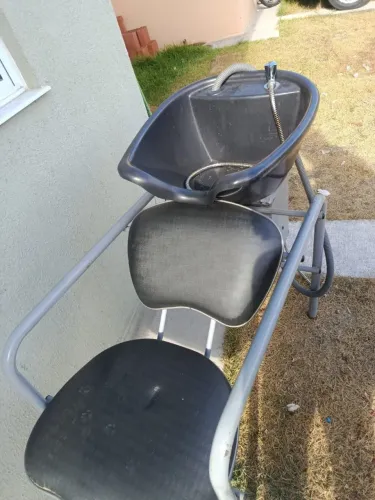 Lavatório de salão com cadeira e ducha 