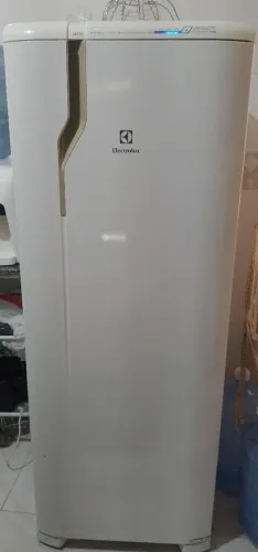 Geladeira semi nova bem conservada