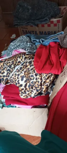 Lote de roupas de segunda linha simples