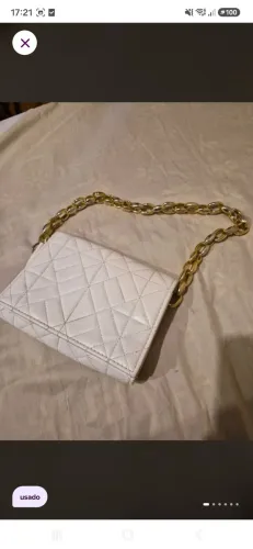 Bolsa branca com corrente dourada