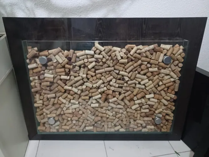 Quadro vidro com madeira cheio de rolhas de vinho 