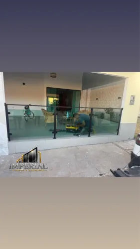 Guarda corpo, portas, janelas, fachadas e tudo em vidro e alumínio