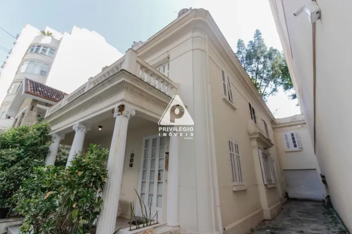 Casa de rua residencial no Flamengo (Frente) com 7 quartos, 1 suíte e 3 salas | 3 vagas