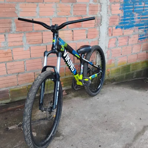 Suspensão rst blaze, aro 26, só está um pouco travada 