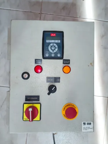 Painel de controle de motor trifásico com inversor Danfos VLT