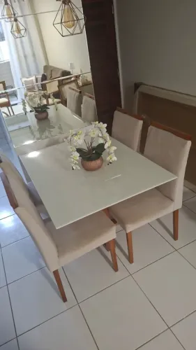Mesa de jantar de quatro cadeiras com com tampo de vidro