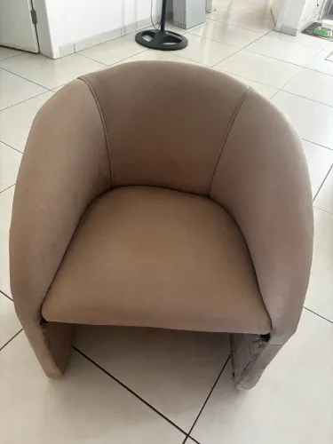 Poltrona Concha em Tecido Suede Bege