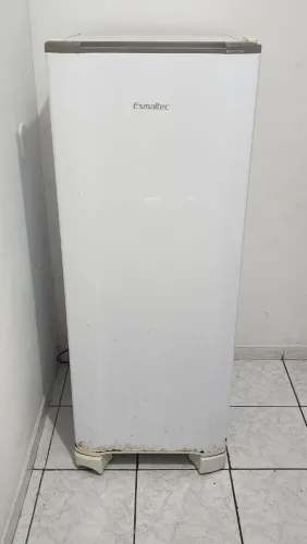 Vendo geladeira Esmaltec, modelo ROC 31(Necessita Reparo)