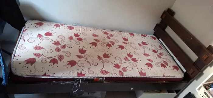 Cama de madeira bruta com colchão 