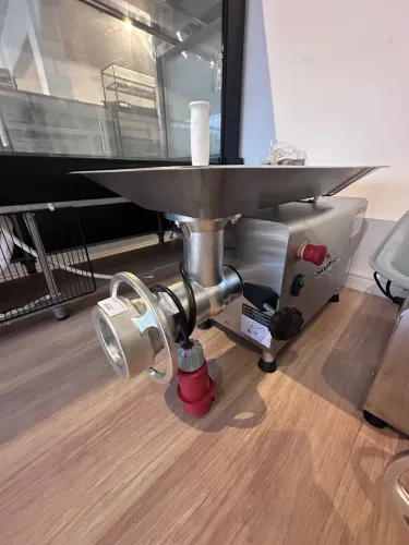 Picador de carne inox boca 98 380V trifásico alta produção - skymsen