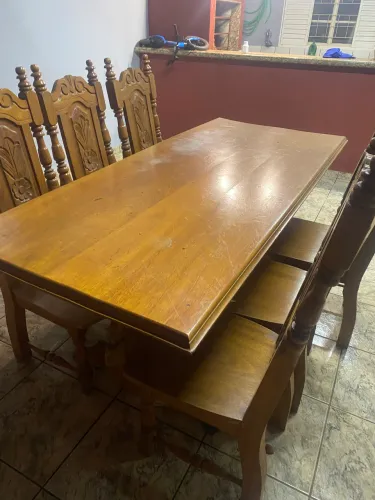 Mesa antiga e 6 cadeiras de madeira nobre trabalhada