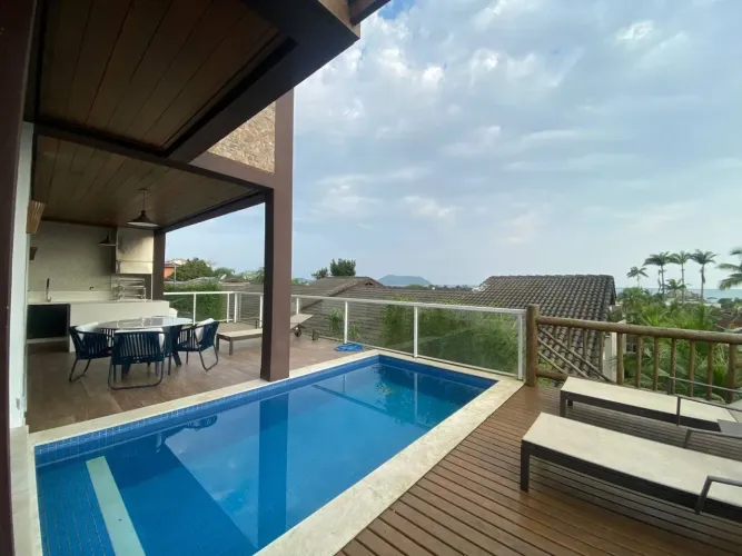 Casa com Vista para o Mar a Venda em Condominio na Praia de Juquehy